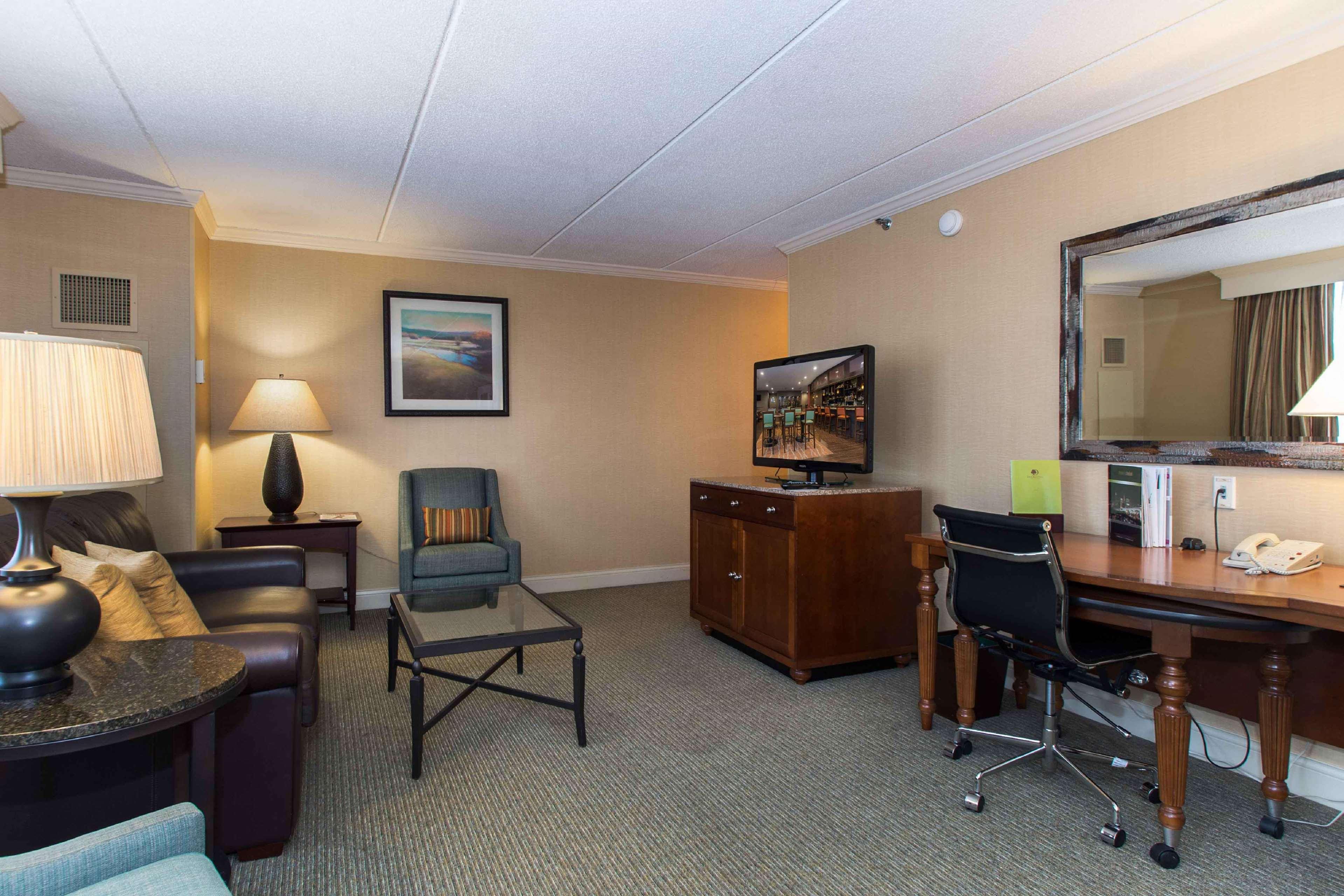 Doubletree By Hilton Cleveland East Beachwood Exterior photo