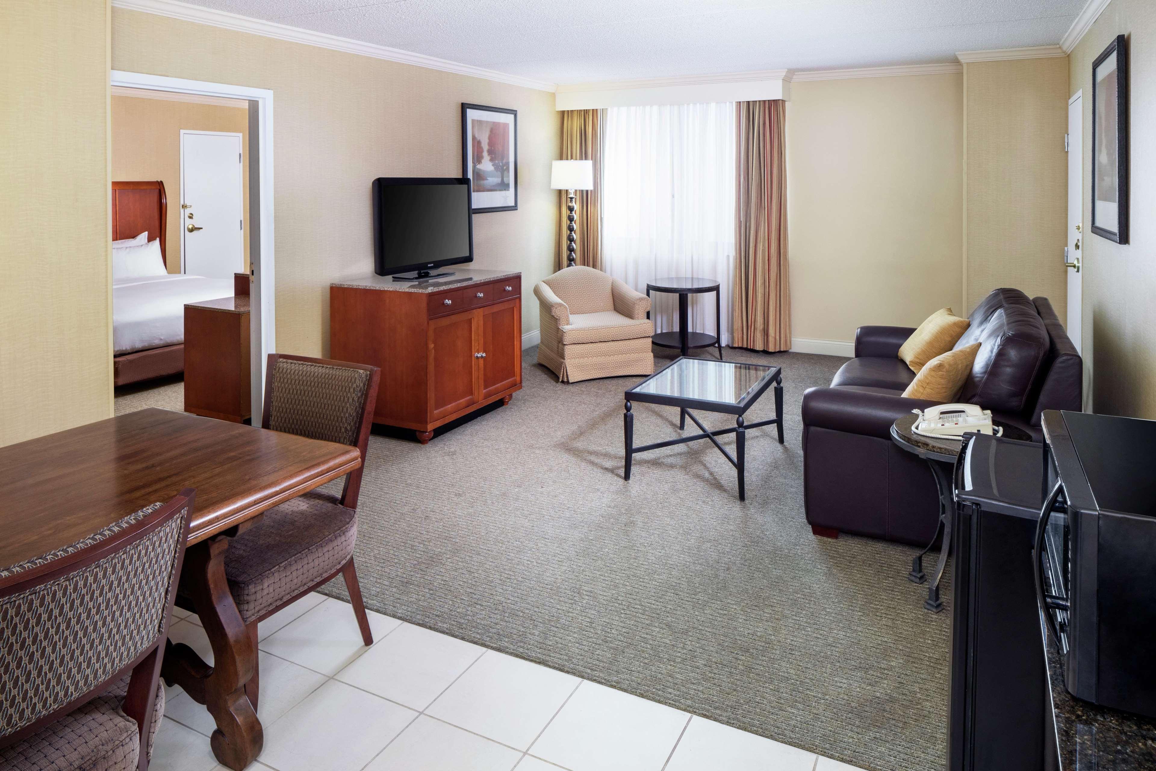 Doubletree By Hilton Cleveland East Beachwood Exterior photo